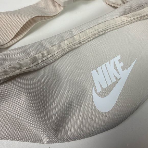 Nike Heritage Waist Belt Bag NWT OS Fanny Pack Adjustable - Picture 2 of 10